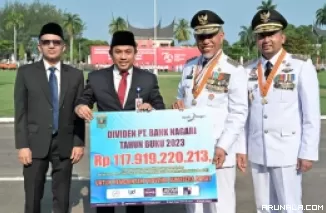 HUT ke-79 RI, Bank Nagari Serahkan Dividen Rp 117,9 Miliar ke Pemprov Sumbar