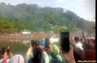 Naiki Perahu Arau, Fadly-Maigus Sapa Pendukungnya