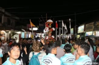 Prosesi Maarak Jari-Jari pada Rangkaian Pesona Budaya Tabuik Piaman 2024 Berlangsung Meriah