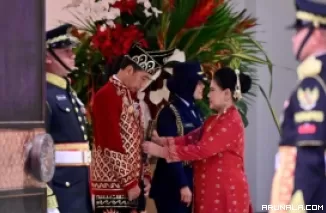 Upacara Penurunan Bendera, Jokowi Tampil dengan Pakaian Adat Banjar