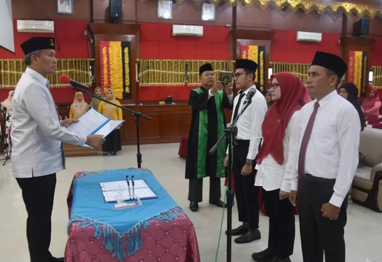 PJ Wako Pariaman, Roberia melantik tiga pj eselon III dan puluhan guru PPPK di Pariaman, Jumat (13/9/2024). (dok : istimewa)
