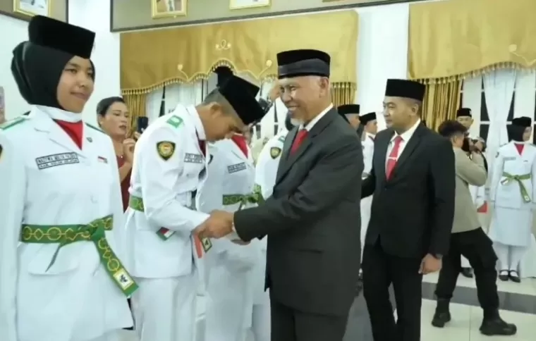 Gubernur Mahyeldi mengukuhkan 54 Anggota Paskibraka Provinsi Sumbar Tahun 2024, di Padang, Kamis (15/8/2024). (dok : istimewa)