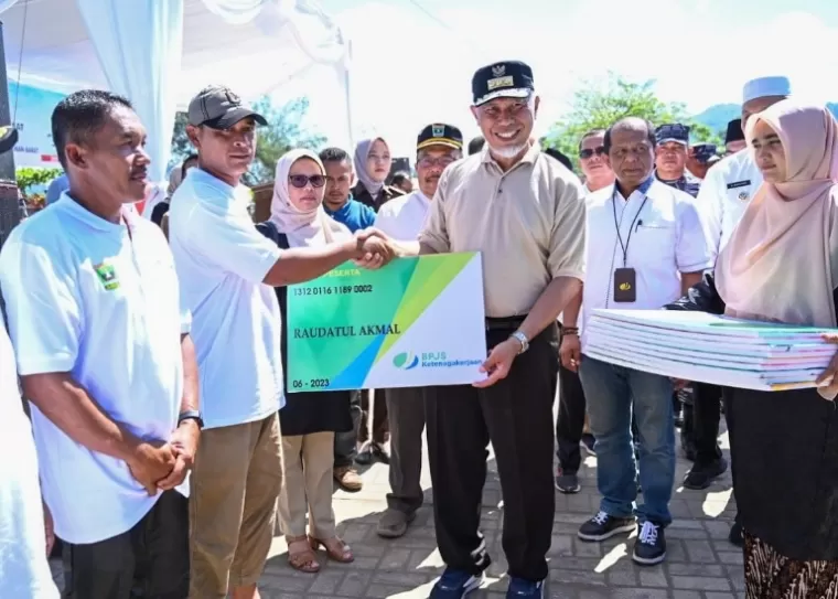 Gubernur Sumbar Mahyeldi serahkan santunan BPJS Ketenagakerjaan kepada sejumlah nelayan di Pasbar belum lama ini. (dok : istimewa)