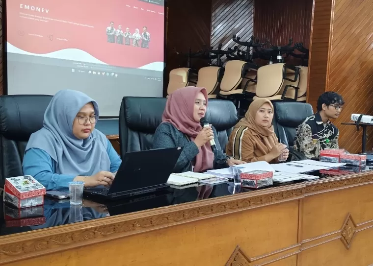 Ketua Monev KI Sumbar, Tanti Endang Lestari paparkan materi dalam kegiatan bimtek monev lanjutan pada puluhan SMA/sederajat di Sumbar, di Padang, Selasa siang (3/9/2024). (dok : istimewa)