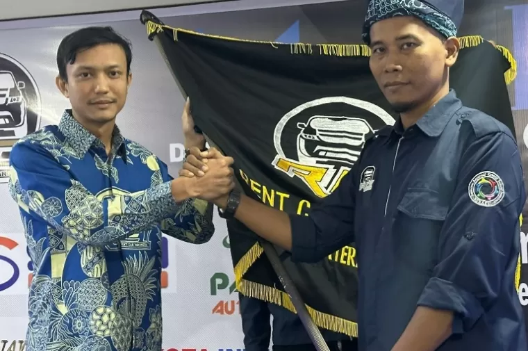 Agung Pambudi saat menerima mandat sebagai ketua RCI Sumbar yang baru. (dok : istimewa)