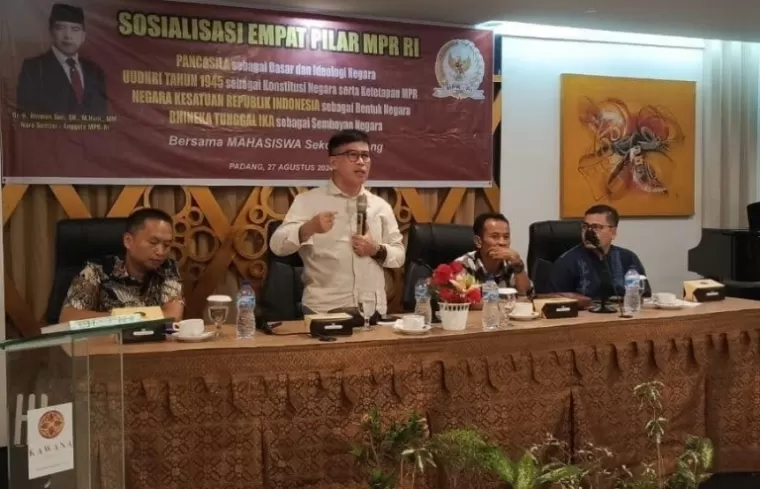 Anggota MPR RI, Alirman Sori saat berikan motivasi kepada perwakilan mahasiswa se Kota Padang dalam sosialisasi 4 Pilar MPR, di Padang, Minggu (8/9/2024). (dok : istimewa)
