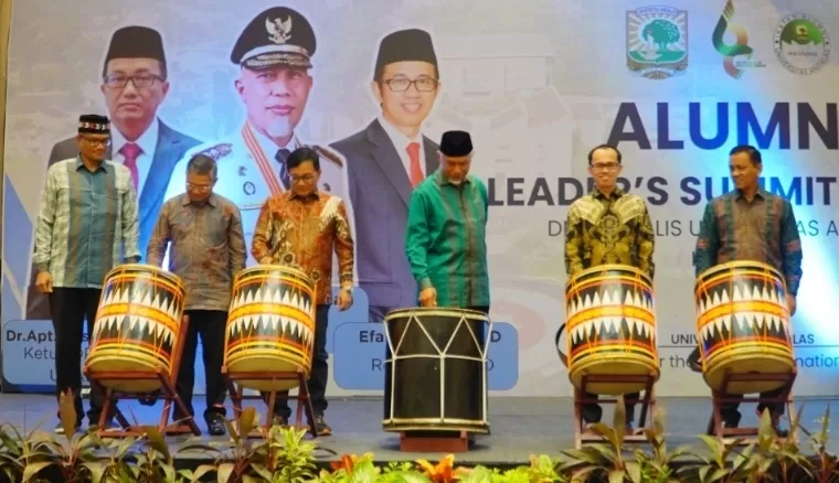 Prosesi pembukaan Alumni Leaders Summit 2024 di Hotel Mercure Padang, Jumat (13/9/2024) malam. Humas Unand