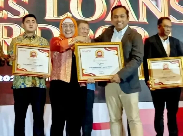 Dirut Bank Nagari Gusti Candra menerima penghargaan pada ajang Best Bank Performance of MSMEs Loans 2024 dari Majalah Peluang di Auditorium Binakarna Hotel Bidakara, Jakarta, pada Senin (9/9/2024). IST