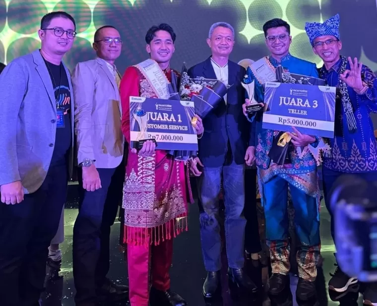 Pemenang Satria Meisa Suryadi dan Ronal Eliza bersama Direktur Operasional Bank Nagari Zilfa Efrizon dan Pemimpin Divisi Sekper Tasman pada ajang Frontliner Championship BPDSI 2024.IST