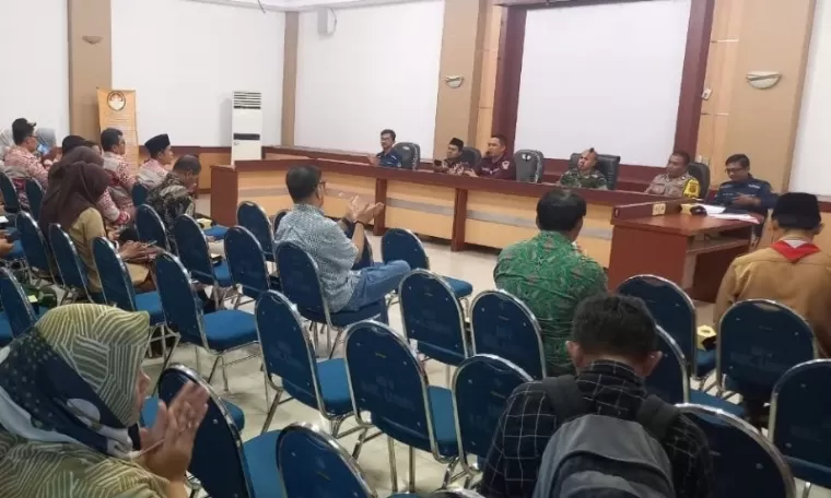 Camat Lubeg Andi Amir bersama Forkopimcam berikan sosialisasi langkah antisipasi aksi tawuran pada perangkat kelurahan, Bhabinkamtibmas dan Babinsa se Kecamatan Lubeg di aula pertemuan kantor camat setempat, Kamis (19/9/2024). (dok : arunala.com)