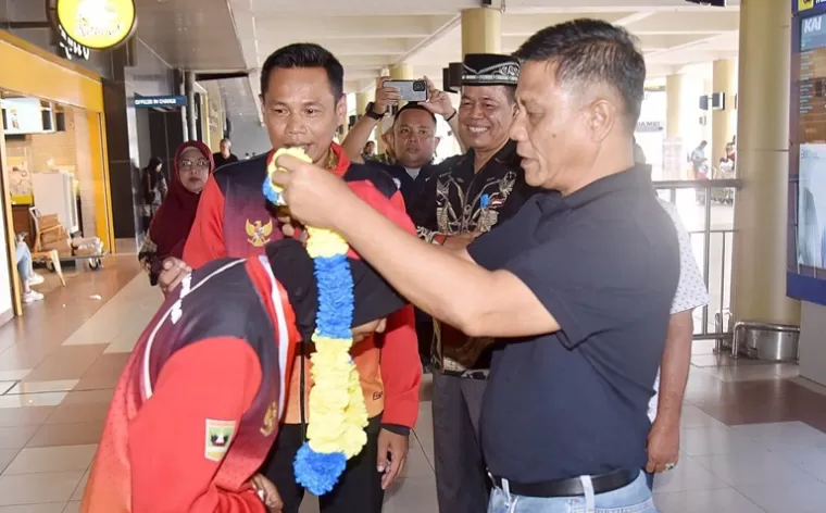 Pj Sekko Pariaman Yaminu Rizal saat sambut atlet dari kotanya yang berhasil raih medali di PON Aceh -Sumut di BIM Kamis (19/9/2024). (dok : istimewa)