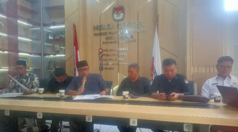 Ketua KPU Padang, Dorri Putra bersama komisioner yang lain saat prescon penetepan paslon Wako-Wawako Padang, Minggu sore (22/9/2024). (dok : arunala.com)