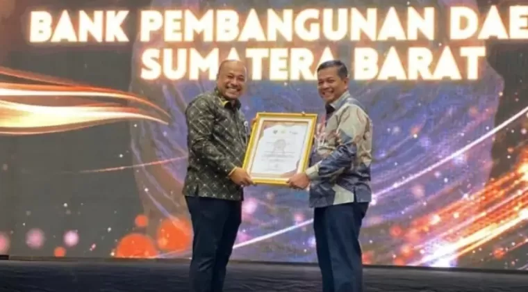 Direktur Kepatuhan Bank Nagari Sukardi menerima penghargaan Paritrana Award Tingkat Sumbar di Hotel Mercure Padang, Senin (23/9/2024). IST