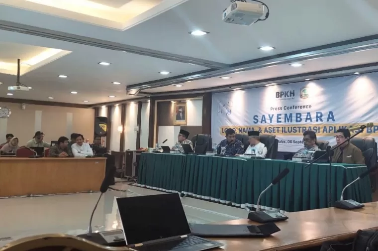 Suasana konferensi pers BPKH dan pihak Unand seputar pelaksanaan sayembara pembuatan logo, nama, dan aset Ilustrasi aplikasi BPKH, di Rektorat Unand, Jumat (6/9/2024). (dok : arunala.com)