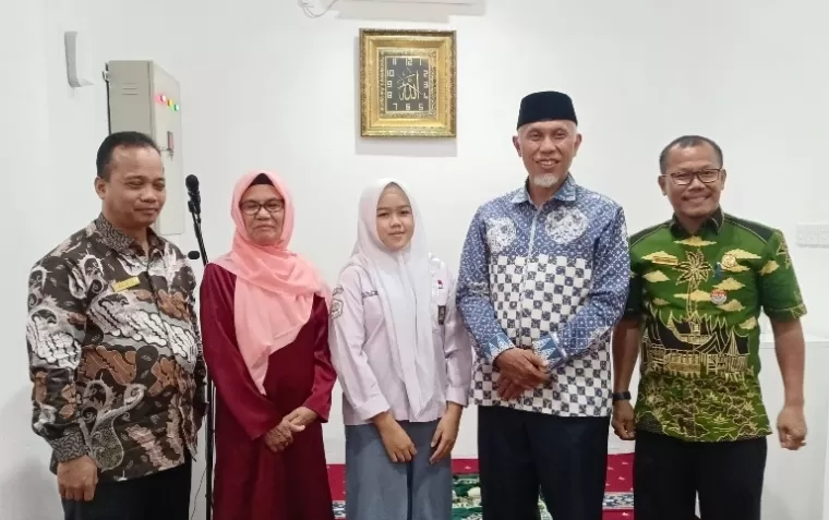 Gubernur Sumbar, Mahyeldi bersama Marsya Septiani Putri, siswa SMKN 6 Kota Padang di Auditorium Istana Gubernur Sumbar, Kamis (28/8/2024). (dok : istimewa)