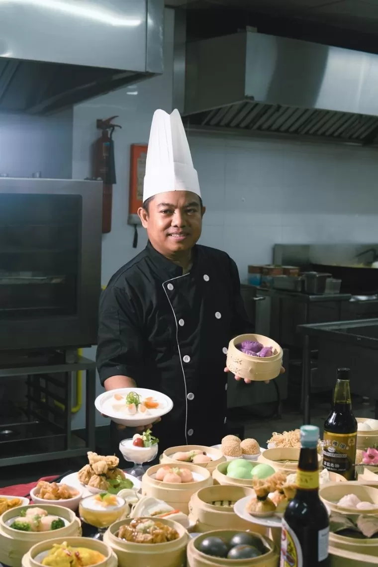 Chef Hotel Mercure Padang Agung bersama 41 varian dimsum dan dessert. IST