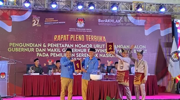 Dua paslon Gubernur dan Wakil Gubernur Sumbar Mahyeldi Ansharullah-Vasco Ruseimy dan Epyardi Asda-Ekos Albar menunjukkan nomor urut yang mereka terima usai pengundian nomor urut yang diadakan KPU Sumbar di Padang, Senin (23/9/2024). (dok : istimewa)