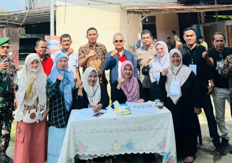 Camat Lubeg Andi Amir bersama panitia pemilihan ketua dan pengurus LPM Kelurahan Kampung Jua Nan XX yang baru, Sabtu (7/9/2024). (dok : istimewa)