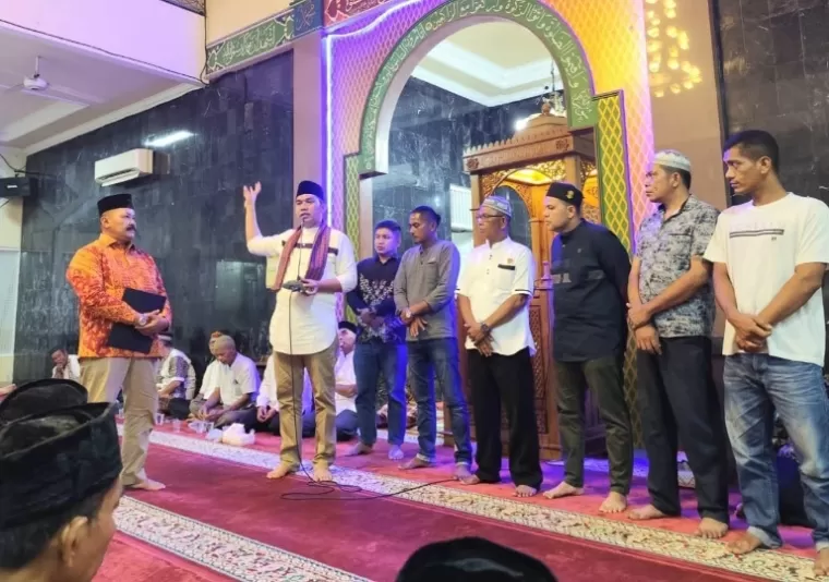 Camat Lubeg Andi Amir saat kukuhkan anggota Satgas Anti Tawuran Kelurahan Parak Laweh Pulai Aia Nan XX di Masjid At Taubah di Minggu malam (15/9/2024). (dok : istimewa)