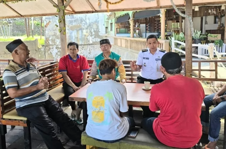 Camat Lubeg, Andi Amir bersama tokoh masyarakat, RW/RT dan pemuka agama membahas penyelesaian pernikahan yang menghebohkan di kelurahan mereka, Rabu (18/9/2024). (dok : istimewa)
