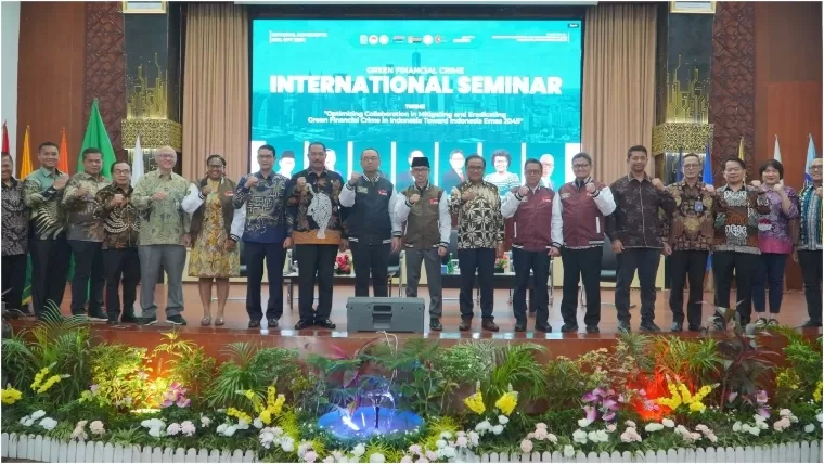 Foto bersama Seminar Internasional Green Financial Crime yang diadakan Fakultas Hukum Unand di Convention Hall Unand, Selasa (24/9/2024). Humas Unand