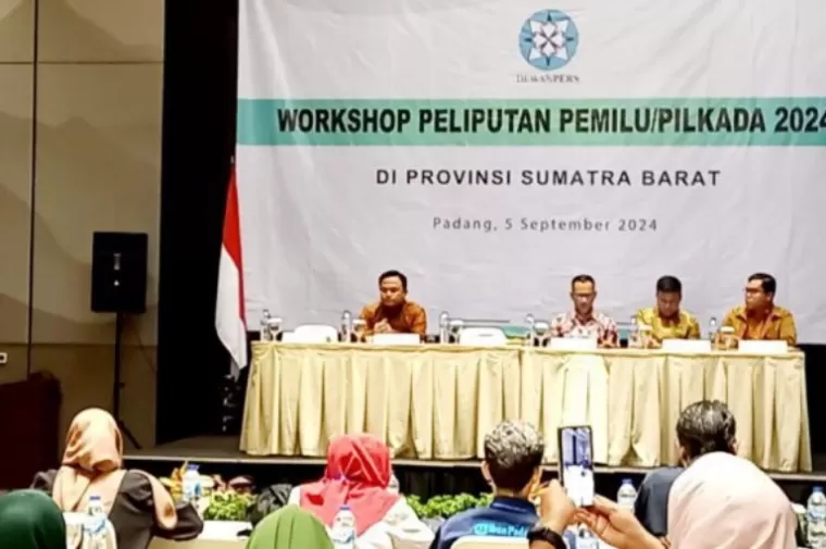 Komisioner KPU Sumbar Jons Manedi saat jadi nara sumber dalam workshop tentang pilkada yang diadakan Dewan Pers di Padang, Kamis (5/9/2024). (dok : istimewa)