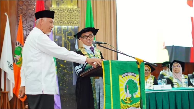 Gubernur Sumbar Mahyeldi Ansharullah bersama Rektor Unand Efa Yonnedi PhD meluncurkan aplikasi UNAND HUB saat Rapat Terbuka Dies Natalis ke-68 Unand di Convention Hall Unand, Jumat (13/9/2024). Humas Unand