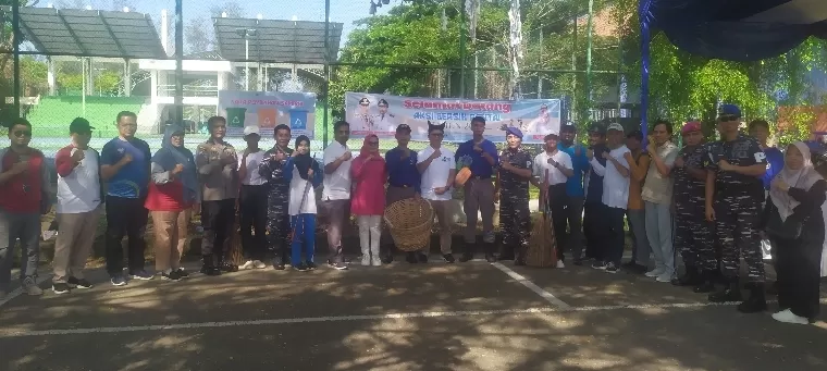 Foto bersama usai penyerahan peralatan aksi bersih pantai di Pantai Cermin Kota Pariaman, Minggu (1/9/2024). IST