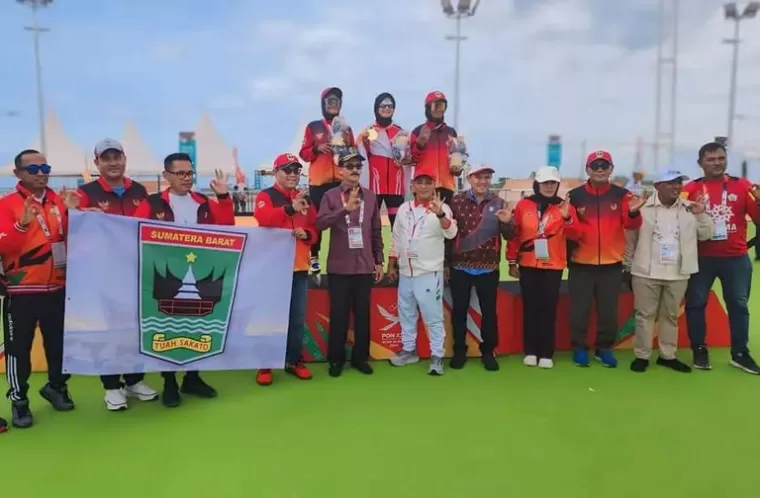 Para atlet sepatu roda Sumbar bersama ofesial dan pelatih setelah penerimaan medali di PON XXI 2024 di Aceh, Kamis (12/9/2024). (dok ; istimewa)