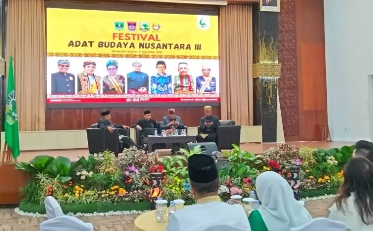 Suasana diskusi budaya Nusantara yang dipandu Sekretaris Unand, Aidinil Zetra dengan beberapa nara sumber di Convention Hall Unand, Kamis (5/9/2024). (dok : arunala.com)