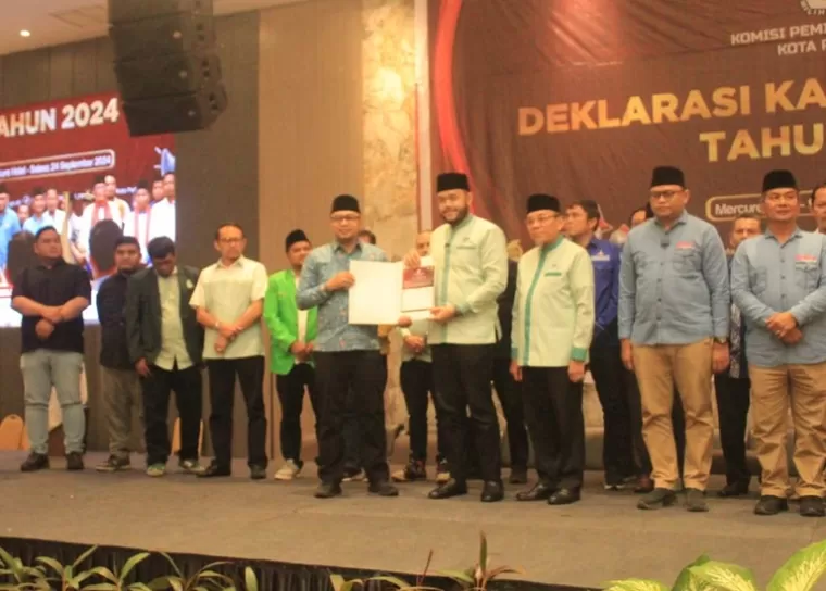 Paslon Wali Kota dan Wakil Wali Kota Padang nomor urut 1, Fadly Amran- Maigus Nasir menyerahkan pernyataan deklarasi damai dirinya sebagai paslon kepada ketua KPU Kota Padang, Dorri Putra, Selasa (24/9/2024). (dok : istimewa)