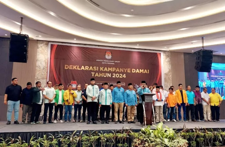 Ketua KPU Kota Padang, Dorri Putra pimpim pengucapan ikrar tiga paslon Wali Kota dan Wakil Wali Kota Padang saat deklarasi damai pilkada Kota Padang, Selasa (24/9/2024). (dok : arunala.com)