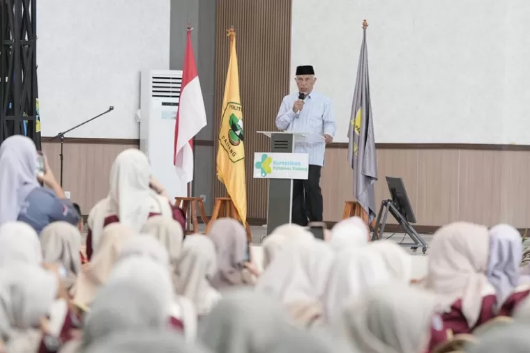 Gubernur Sumbar, Mahyeldi Ansharullah berikan motivasi kepada mahasiswa dan civitas Poltekkes Kemenkes Padang saat adalan Dies Natalis, Sabtu (21/9/2024). (dok : istimewa)