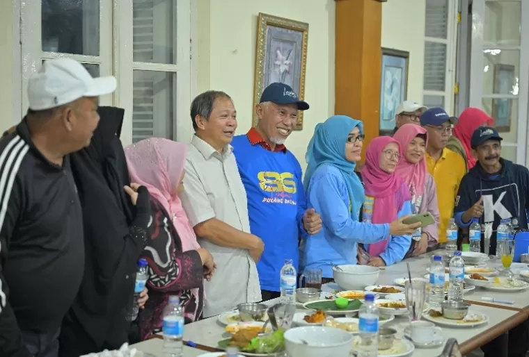 Gubernur Mahyeldi bersama para alumni SMA Negeri 1 (Landbouw) Bukittinggi angkatan 86 dalam rangka 