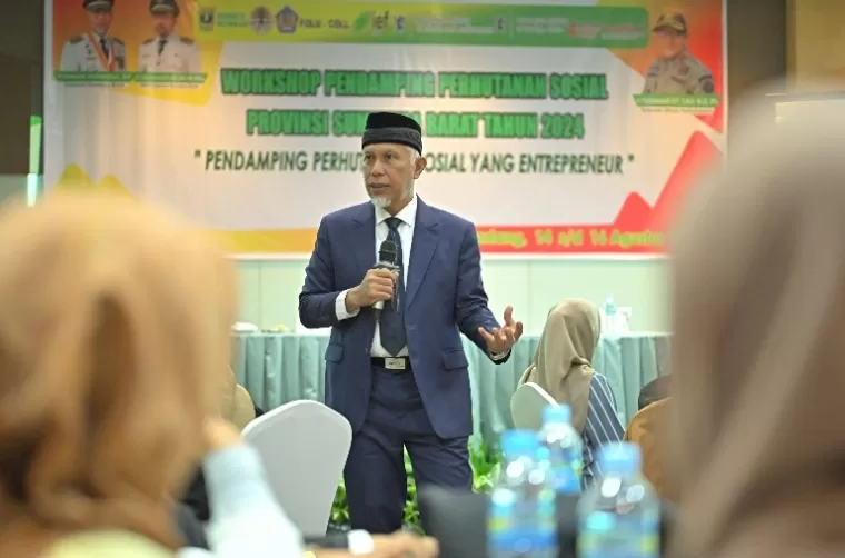 Gubernur Mahyeldi jadi pembicara dalam workshop Pendamping Perhutanan Sosial di Padang, Jumat (16/8/2024). (dok : istimewa)
