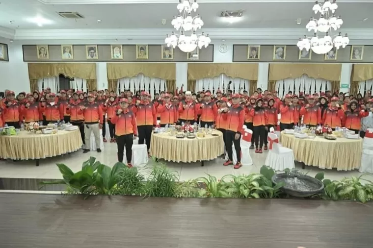 Gubernur Sumbar Mahyeldi Ansharullah bersama kontingen Sumbar PON Aceh-Sumut 2024 di Gubernuran, Minggu (1/9/2024).