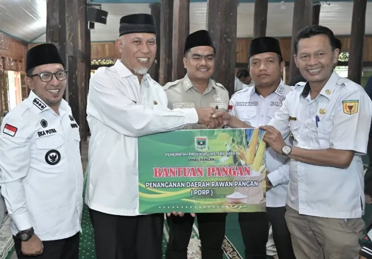 Gubernur Mahyeldi serahkan 650 paket bantuan untuk korban pasca bencana di Tanahdatar, Rabu (21/8/2024). (dok : istimewa)