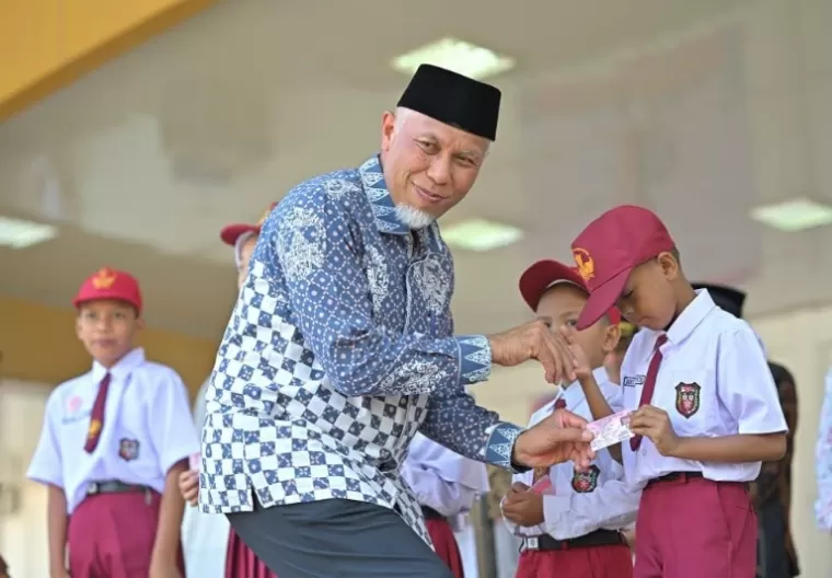 Gubernur Sumbar Mahyeldi serahkan hadiah kepada siswa yang juga dalam salah perlombaan peringatan HAN ke-40 tingkat Sumbar di Tanahdatar, Kamis (29/8/2024). (dok : istimewa)