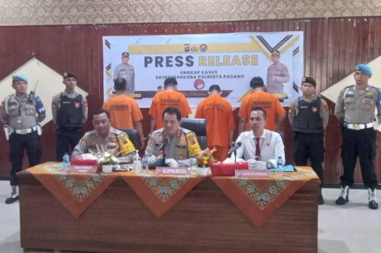 Kapolresta Padang, Kombes Pol Ferry Harahap ketika prescon soal kasus narkoba tiga oknum anggota DPRD dan satu warga, di Mapolres setempat, Senin (23/9/2024). (dok : arunala.com)