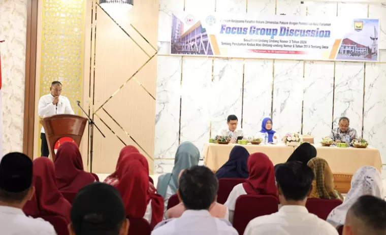 Kepala Bappeda Kota Pariaman, Hendri saat membuka FGD menyangkut revisi UU Desa yang baru yang diadakan di Balairung Rumah Dinas Walikota Pariaman, Rabu (18/9/2024). (dok : istimewa)