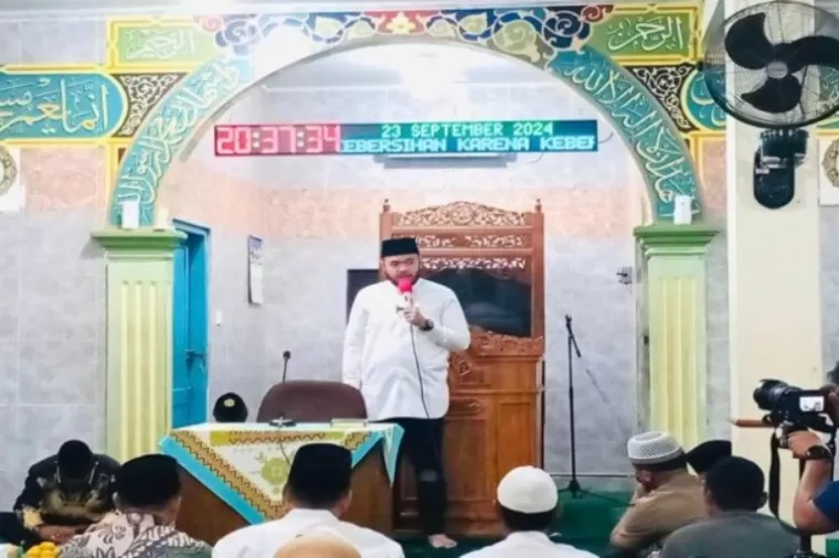 Cawako Padang, Fadly Amran menghadiri wirid jamaah Masjid Taufiq Pasar Ambacang dalam rangka memperingati Maulid Nabi Muhammad SAW, Senin (23/9/2024) malam. (dok : istimewa)