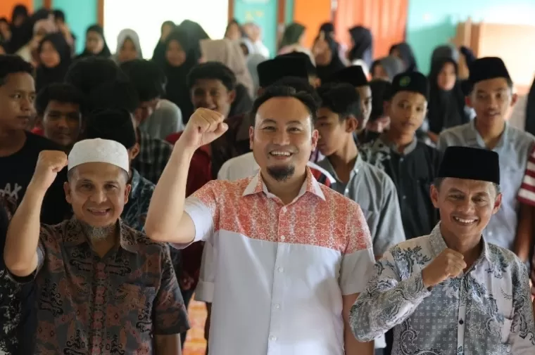 Sekretaris DPW PKS Sumbar Rahmat Saleh bersama para pendukung pasangan calon Gubernur dan Wakil Gubernur Sumbar Mahyeldi-Vasco. (dok : istimewa)