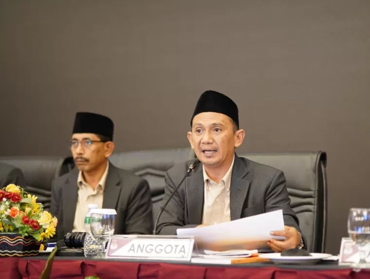 Ketua Divisi Perencanaan, Data dan Informasi KPU Sumbar, Medo Patria didampingi Ketua KPU Surya Efitrimen saat terangkan soal DPT dalam rapat pleno KPU Sumbar, di Padang, Minggu siang (22/9/2024). (dok : istimewa)