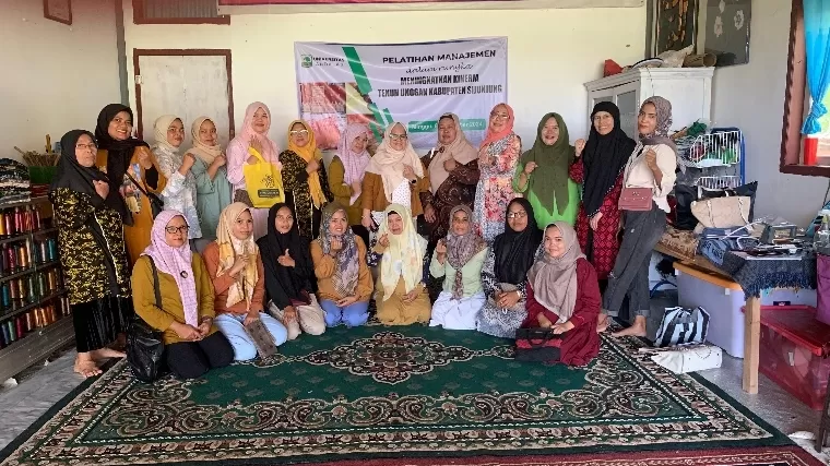 Prof Dr Ratni Prima Lita SE MM bersama perajin tenun unggan di Sijunjung. IST