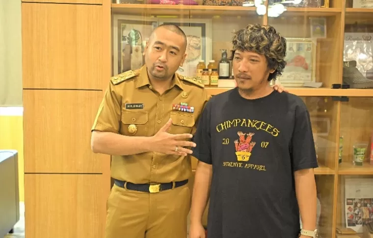 Plt Gubernur Sumbar Audy Joinaldy bersama ketua Sanggar Darak Badarak, Ribut Anton Sujarwo, di Padang, Senin (30/9/2024). (dok : istimewa)