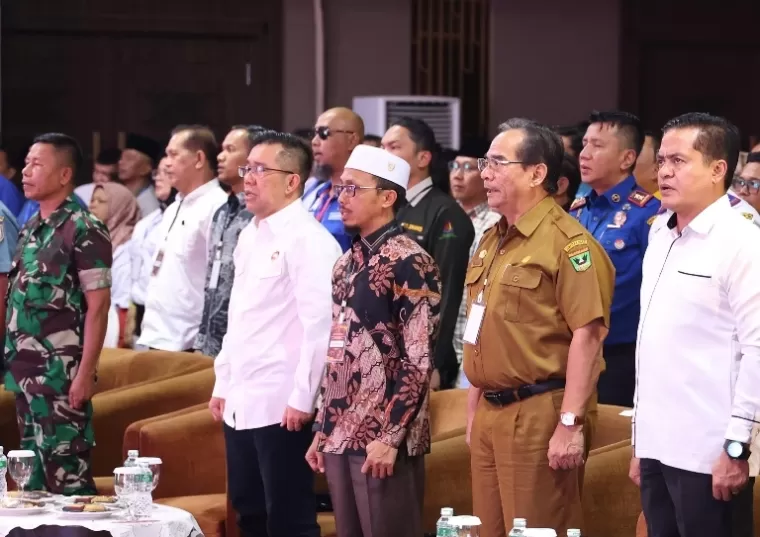 Ketua sementara DPRD Sumbar, Irsyad Syafar saat hadiri pengundian nomor urut paslon gubernur dan wakil gubernur yang digelar KPU Sumbar, di Padang, Senin (23/9/2024). (dok : istimewa)