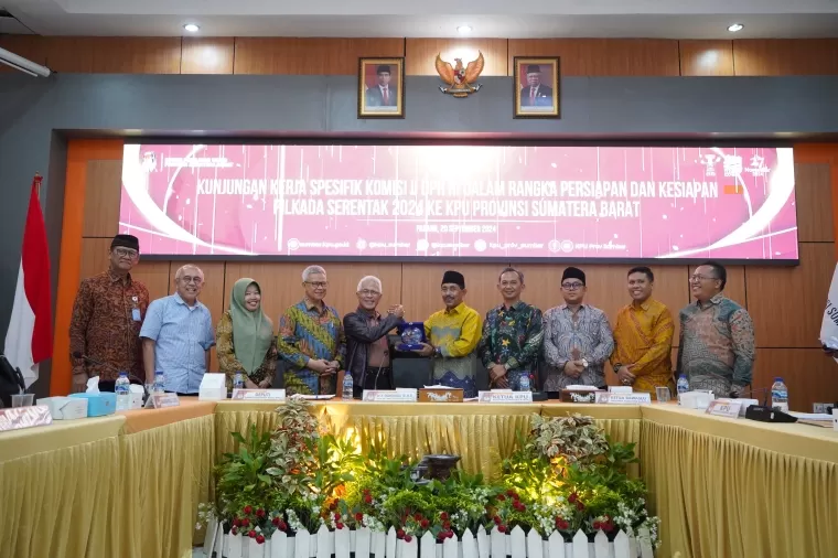 Rombongan Komisi II DPR RI saat mengunjungi KPU Sumbar rangka kunjungan kerja melihat persiapan pelaksanaan pilkada serentak di Sumbar, Jumat (20/9/2024). (dok : istimewa)