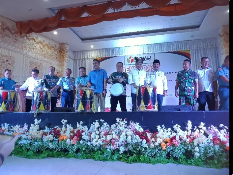 Dua calon Wakil Gubernur Sumbar yakni Vasco Ruseimy dan Ekos Albar memukul gadang tasa diiringi oleh Ketua Bawaslu Sumbar Alni dan Ketua KPU Sumbar Surya Efitrimen dan stakeholder lainnya saat deklarasi, Rabu (25/9/2024). (dok : arunala.com)