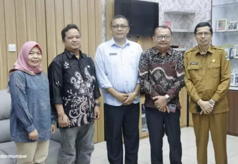 Ketua sementara DPRD Kabupaten Kepulauan Mentawai, Ibrani Sabalat bersama Sekretaris DPRD Sumbar, Raflis saat berkunjung ke DPRD Sumbar, Selasa (10/9/2024). (dok : istimewa)