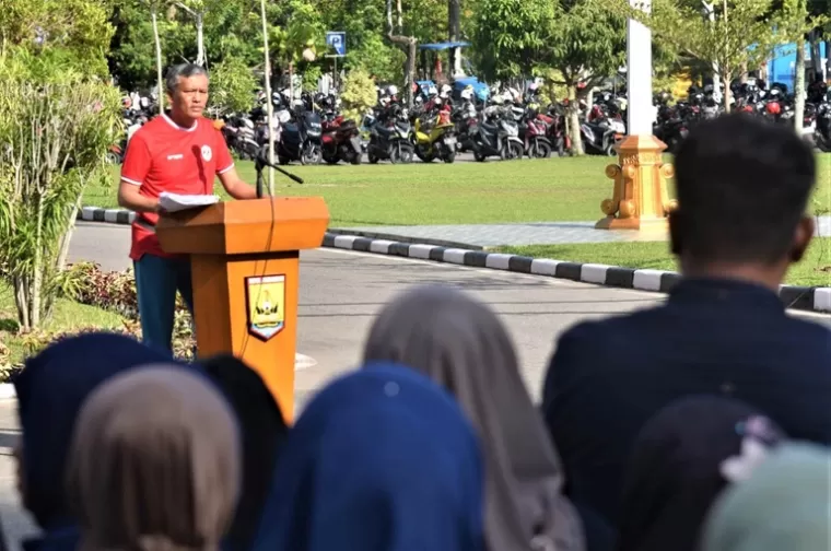 Pj Wako Pariaman, Roberia saat emimpin Apel bersama pegawai Non ASN (honorer) Pemko Pariaman di di lapangan parkir Balaikota Pariaman, Minggu (1/9/2024). (dok ; istimewa)